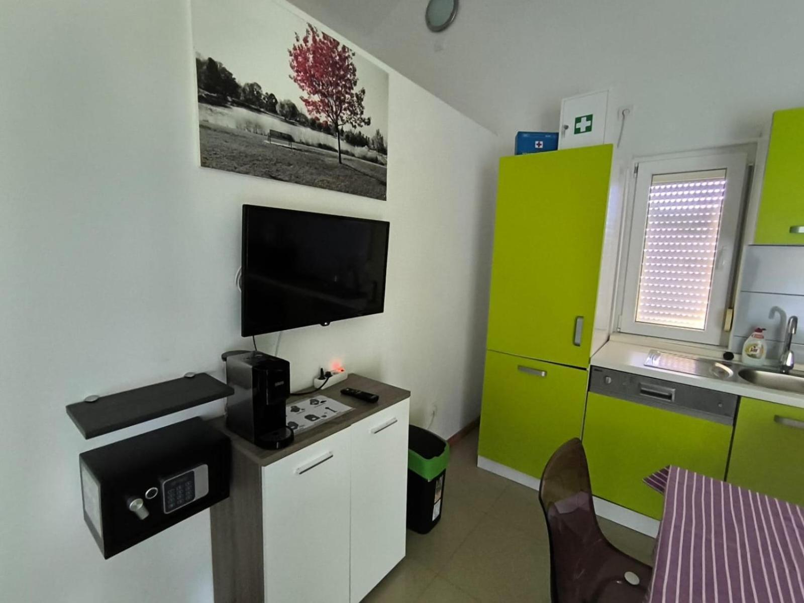 Apartments Pongrac Крес Екстериор снимка