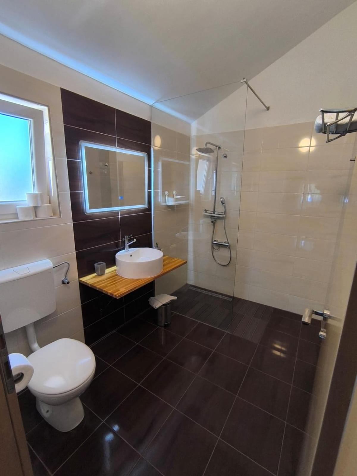 Apartments Pongrac Крес Екстериор снимка