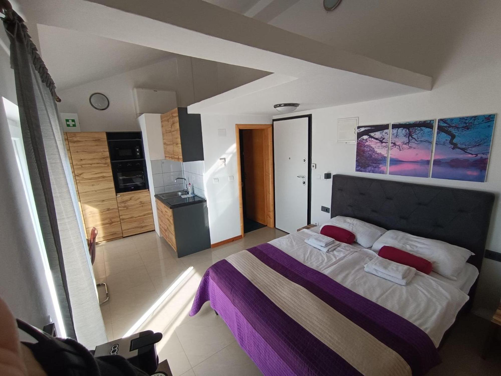 Apartments Pongrac Крес Екстериор снимка